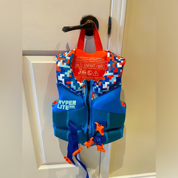 Hyperlite kids lifejacket
 15-25kg (33-55lbs) - Picture 1 of 7